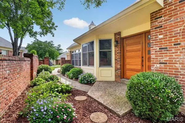 2217 Croydon WALK, Crystal Lake Park, MO 63131