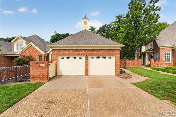 2217 Croydon WALK, Crystal Lake Park, MO 63131