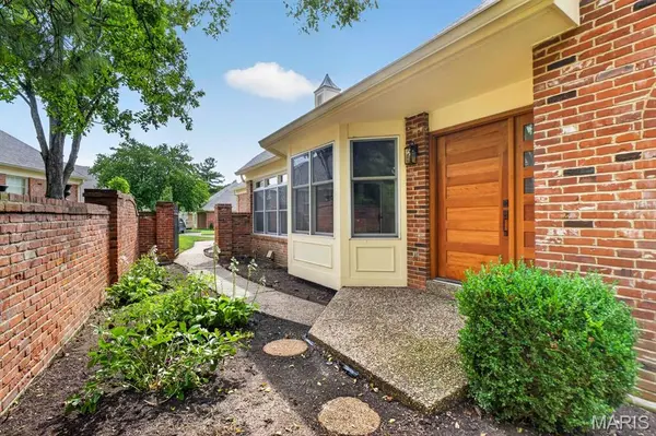 2217 Croydon WALK, Crystal Lake Park, MO 63131