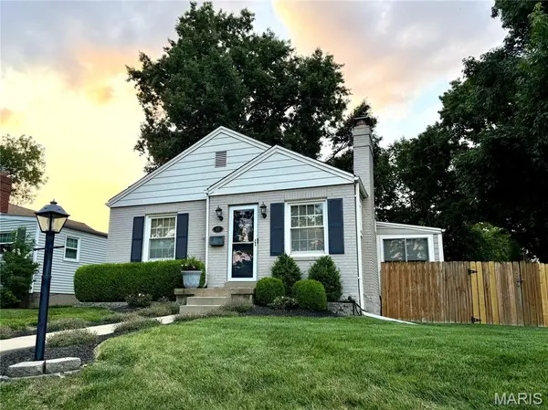 22 Stratford LN, Brentwood, MO 63144