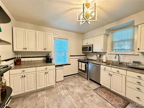 22 Stratford LN, Brentwood, MO 63144