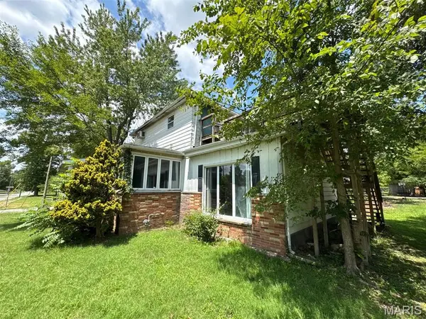 422 James ST, Carterville, IL 62918