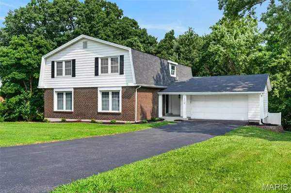 12215 Country Manor LN, St Louis, MO 63141