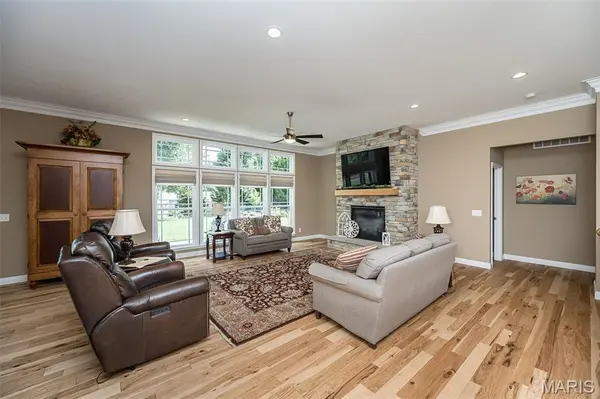 904 Bellevaux PL, St Charles, MO 63301