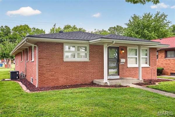 1117 9th ST, Highland, IL 62249