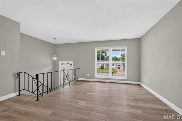 300 Chrysler DR, Fenton, MO 63026