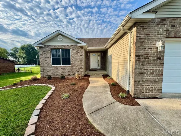 8532 Country LN, Troy, IL 62294
