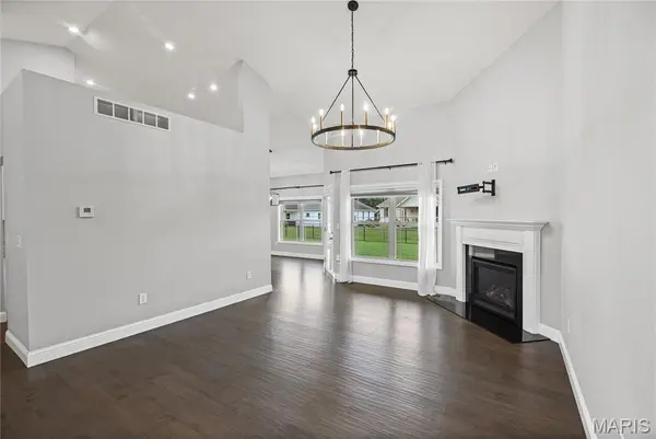 373 Canadian DR, Staunton, IL 62088