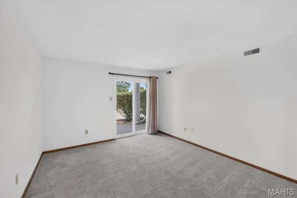 667 S Kirkwood RD #102, Kirkwood, MO 63122