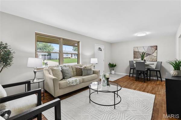 3239 Greenwich LN, St Charles, MO 63301