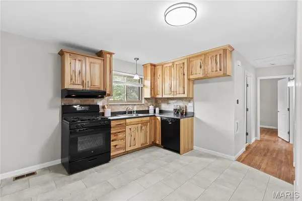 3239 Greenwich LN, St Charles, MO 63301