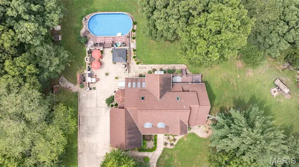 19339 Hurricane DR, Carlinville, IL 62626