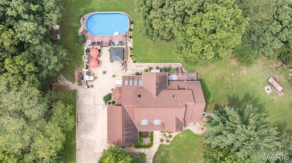 19339 Hurricane DR, Carlinville, IL 62626