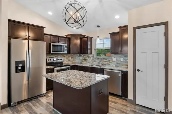 300 Olyvia DR, St Jacob, IL 62281