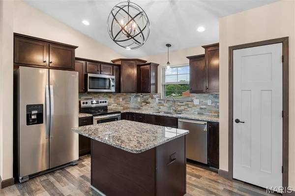 300 Olyvia DR, St Jacob, IL 62281