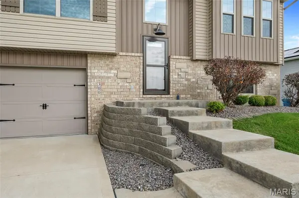 300 Olyvia DR, St Jacob, IL 62281