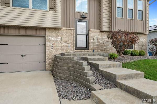 300 Olyvia DR, St Jacob, IL 62281