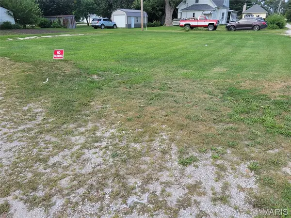112 N Spruce ST, Nokomis, IL 62075