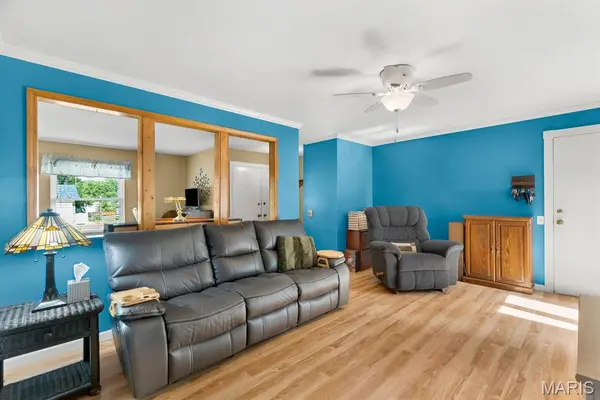 2424 Country Wood DR, Maryland Heights, MO 63043