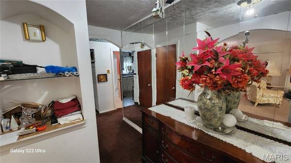 6830 Roberts AVE, University City, MO 63130