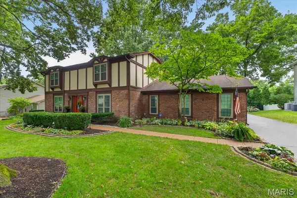 631 Golfview DR, Ballwin, MO 63011