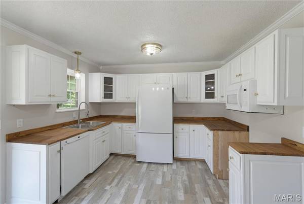 74 Kathy LN, Poplar Bluff, MO 63901