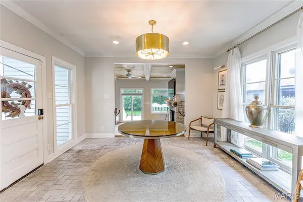 9242 Clayton RD, Ladue, MO 63124