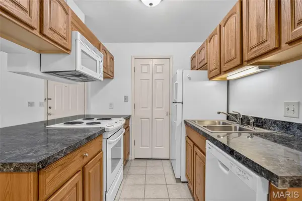 1211 Mangrove LN #6, St Louis, MO 63125