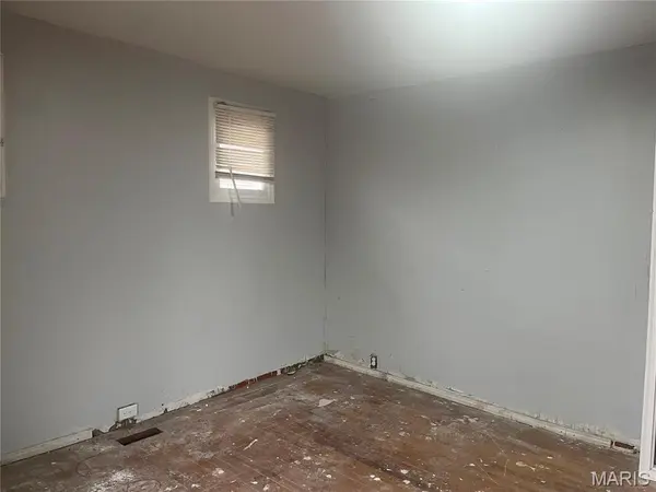 8327 Eton PL, St Louis, MO 63136