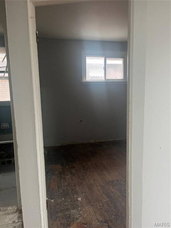 8327 Eton PL, St Louis, MO 63136