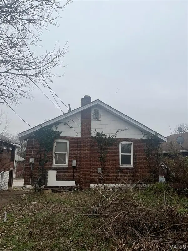 8327 Eton PL, St Louis, MO 63136