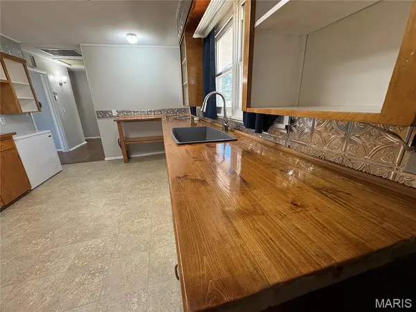 1020 Walnut ST, Cabool, MO 65689