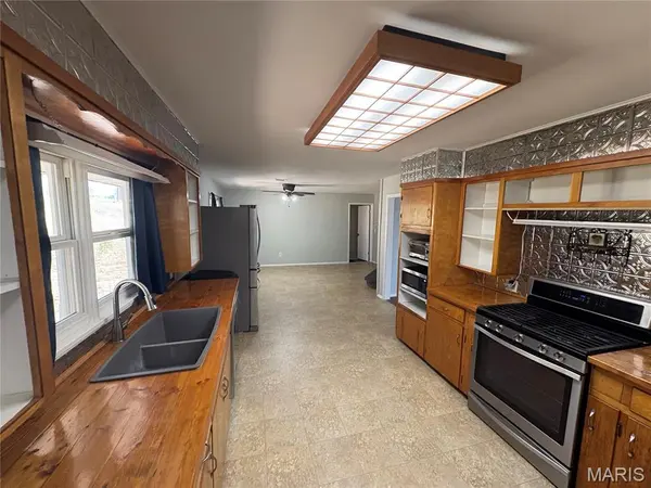 1020 Walnut ST, Cabool, MO 65689