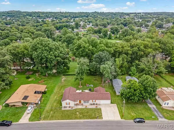 138 E Crestview DR, Columbia, IL 62236