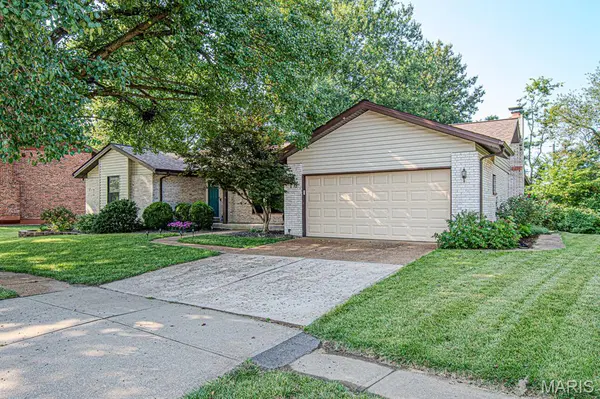 2812 Queen Bee LN, Oakville, MO 63129
