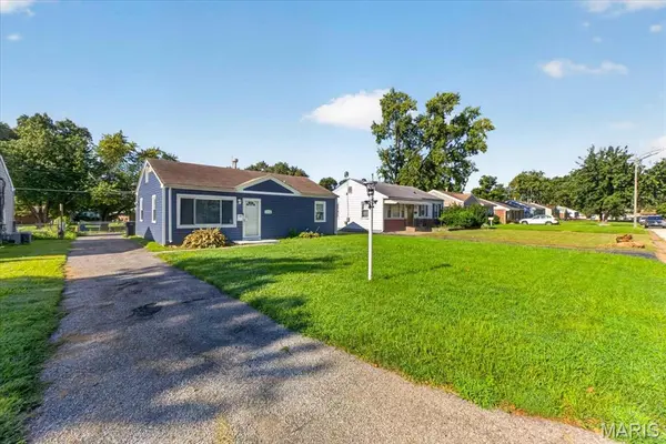 11224 Saint Clement LN, St Ann, MO 63074