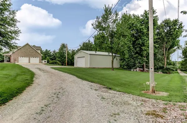 3816 Airport RD, Godfrey, IL 62035