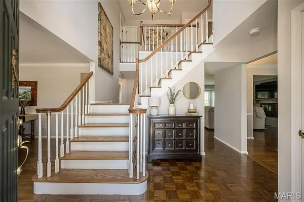 15706 Heathercroft DR, Chesterfield, MO 63017