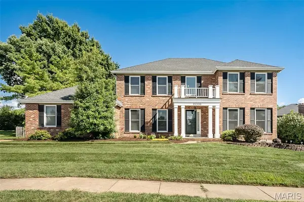 15706 Heathercroft DR, Chesterfield, MO 63017
