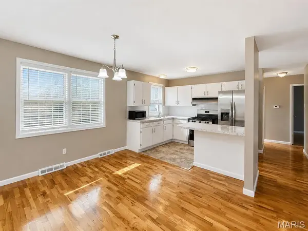 9775 Radio DR, St Louis, MO 63123