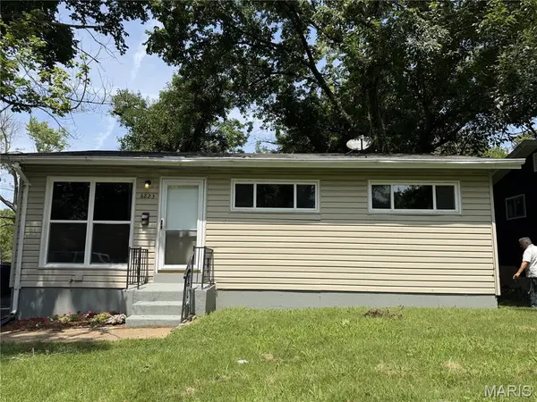 8823 Cranberry LN, St Louis, MO 63121