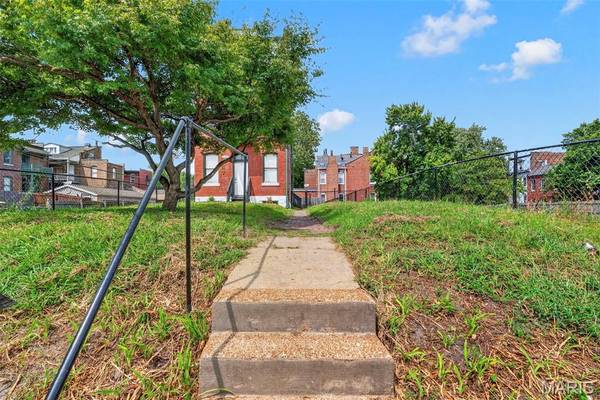 2209 Shenandoah AVE, St Louis, MO 63104