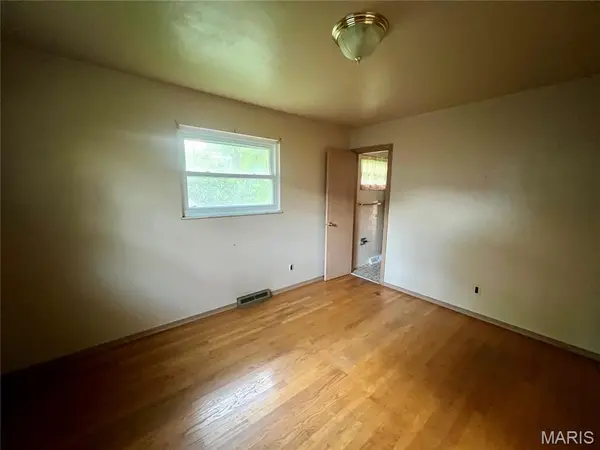 10133 Maraldo PL, St Louis, MO 63137