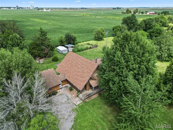 8301 N 23rd AVE, Raymond, IL 62560