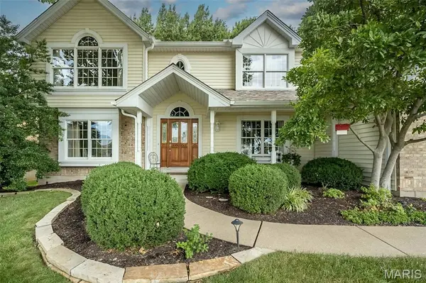 1551 Country Bend DR, St Charles, MO 63303