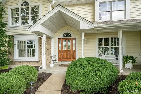 1551 Country Bend DR, St Charles, MO 63303