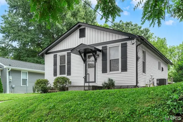 1128 Hall ST, St Charles, MO 63301