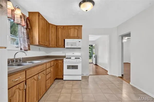 1128 Hall ST, St Charles, MO 63301