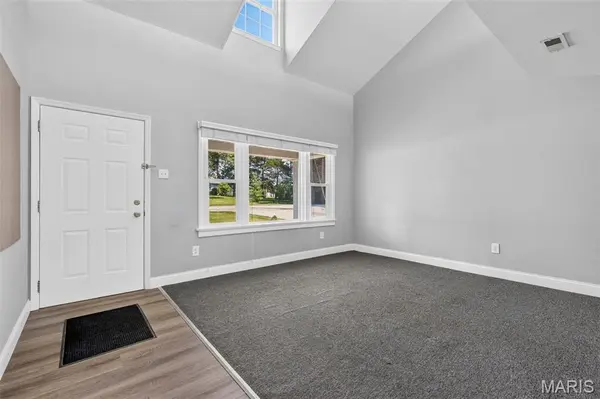 9 Mingo LN, Lake St Louis, MO 63367
