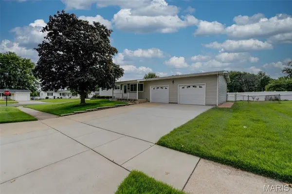 1420 Bobolink DR, Florissant, MO 63031